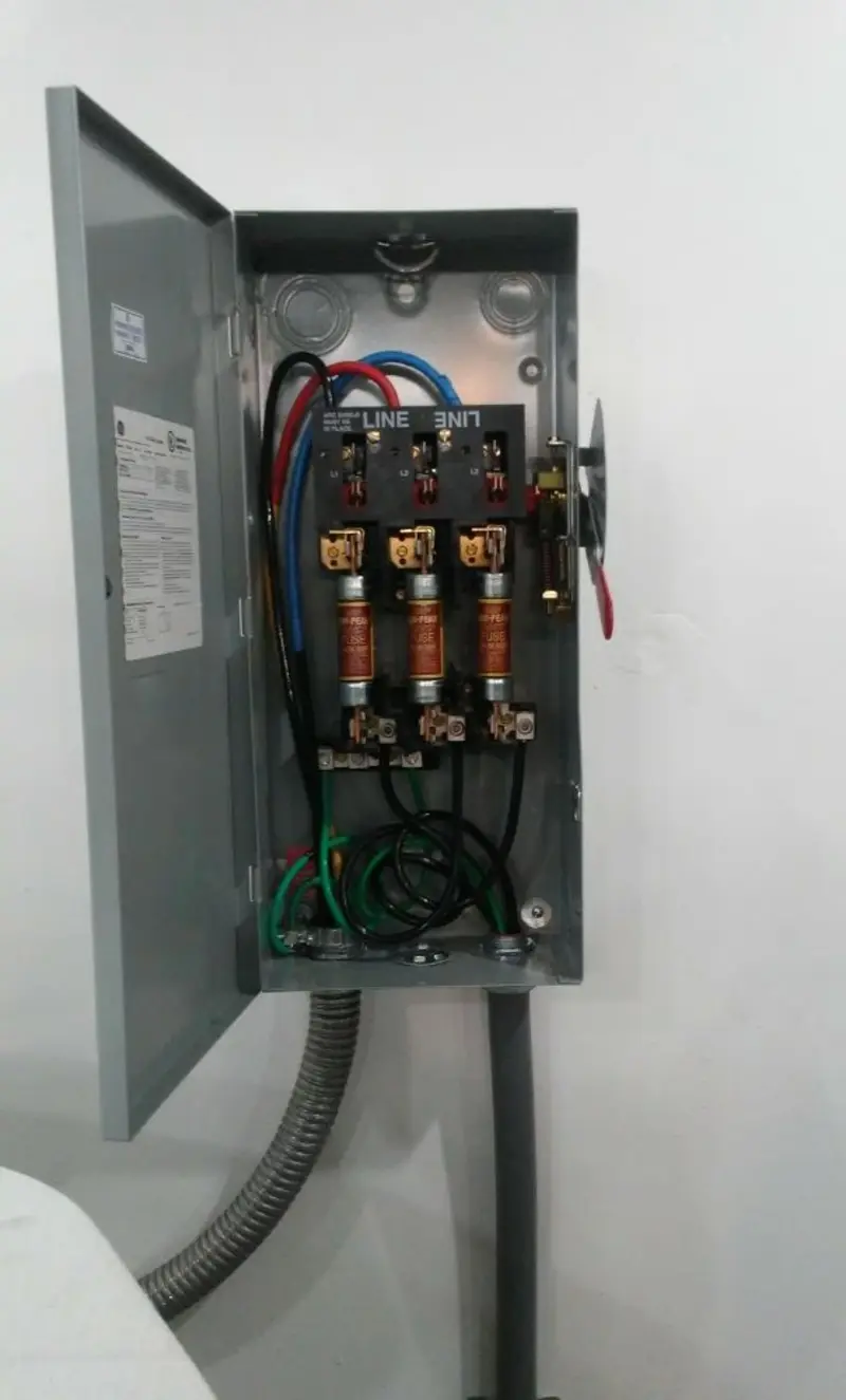 Three-phase disconnect switch installed for Smoke Detector Installation in Fort Leonard Wood